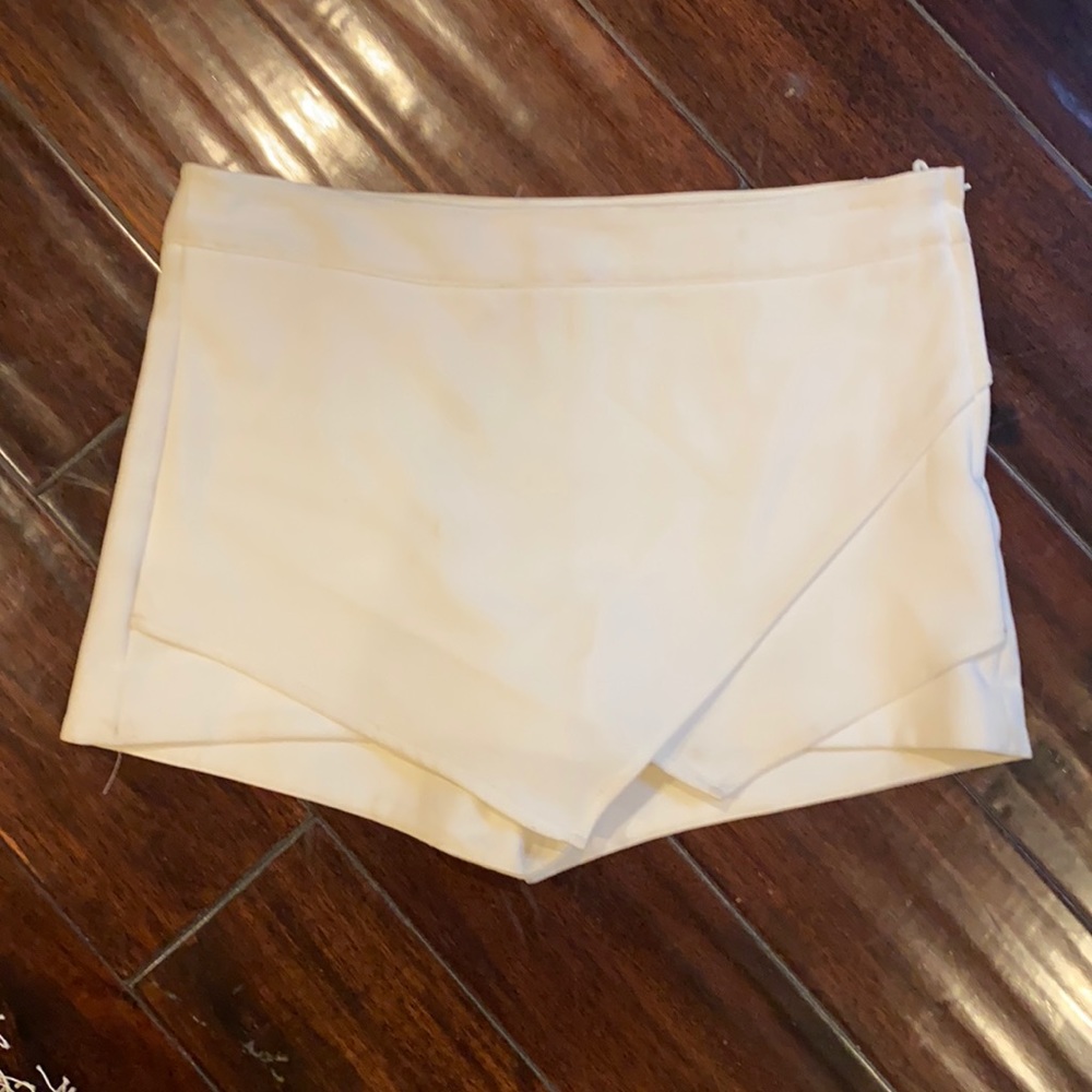 H & M shorts in cream color